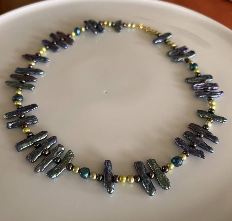 Süßwasserzuchtperlenkette Bunt Mit Schwarzen Biwaperlen von PatsPerlenstube