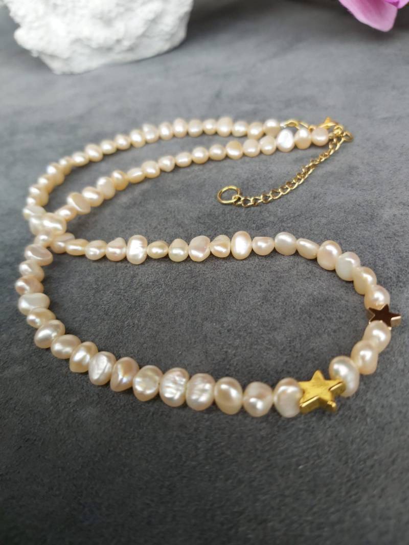 Zarte Süßwasserperlenkette in Apricot Mit Goldfarbenen Sternen, Geschenk Idee Zu Jeder Gelegenheit von PatsPerlenstube