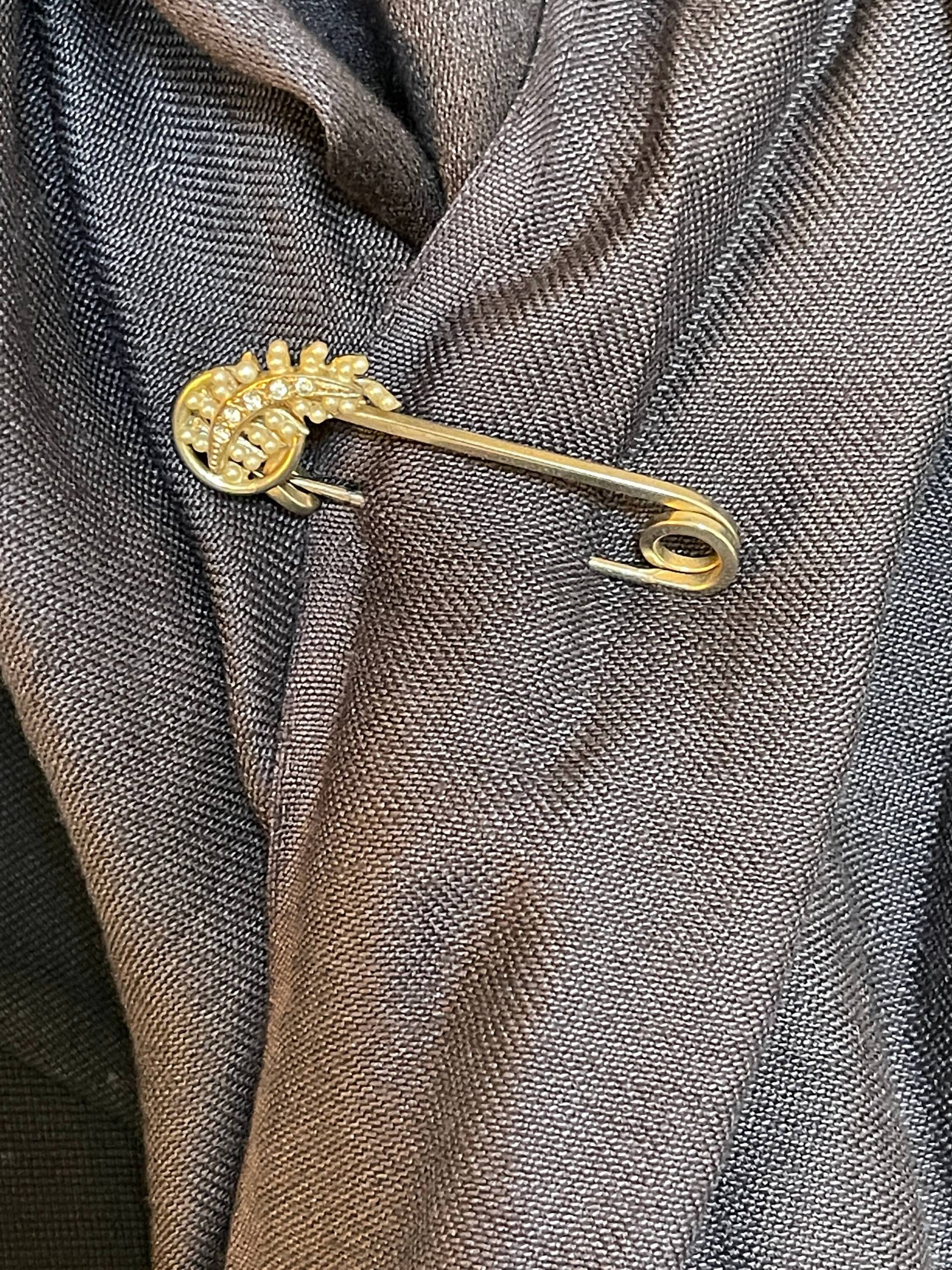 Filigrane Antik Pin Brosche Mit Strass Und Kleinen Kunstperlen Filigrane Antik Pin Brosche Mit Strass Und Kleinen Kunstperlen von Patterbee