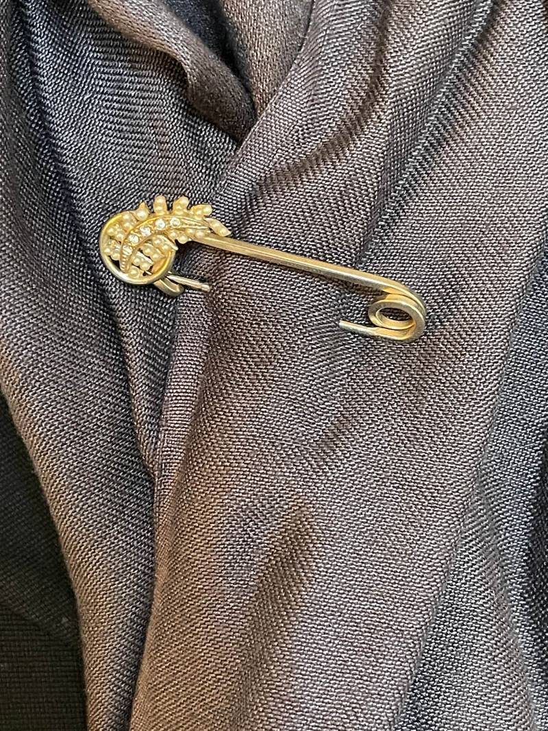 Filigrane Antik Pin Brosche Mit Strass Und Kleinen Kunstperlen von Patterbee