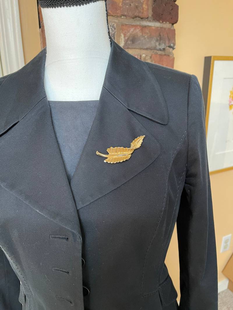 Schöne Monet Gestempelte Vintage Feder Brosche Gold Ton von Patterbee