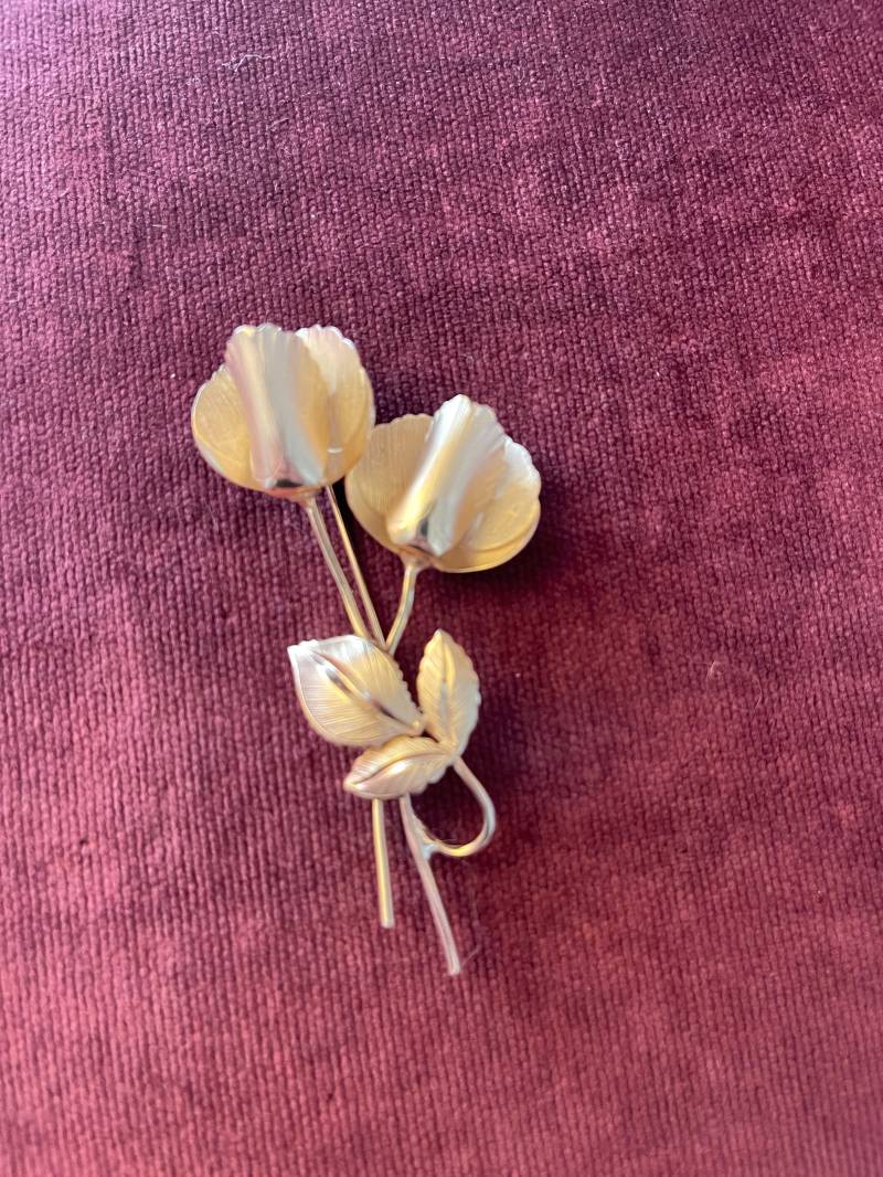 Vintage Signierte Giovanni Gold-Ton Double Rose Brosche Anstecknadel von Patterbee