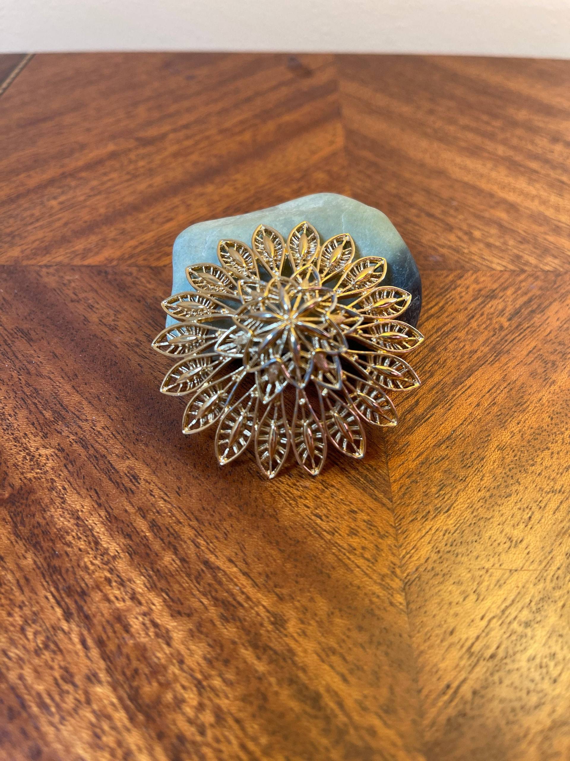 Wunderschöne Vintage Monet Gold Ton Große Spitze Stern Blume Brosche Signiert - Mod Wunderschöne Vintage Monet Gold Ton Große Spitze Stern Blume Brosche Signiert - Mod von Patterbee