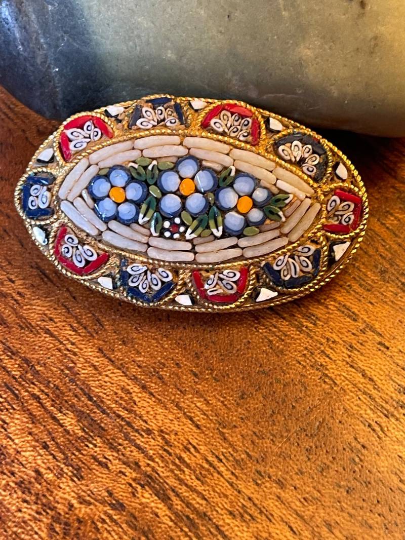 Wunderschöne Vintage Oval Floral Micro Mosaik Brosche Pin Gestempelt Italien von Patterbee