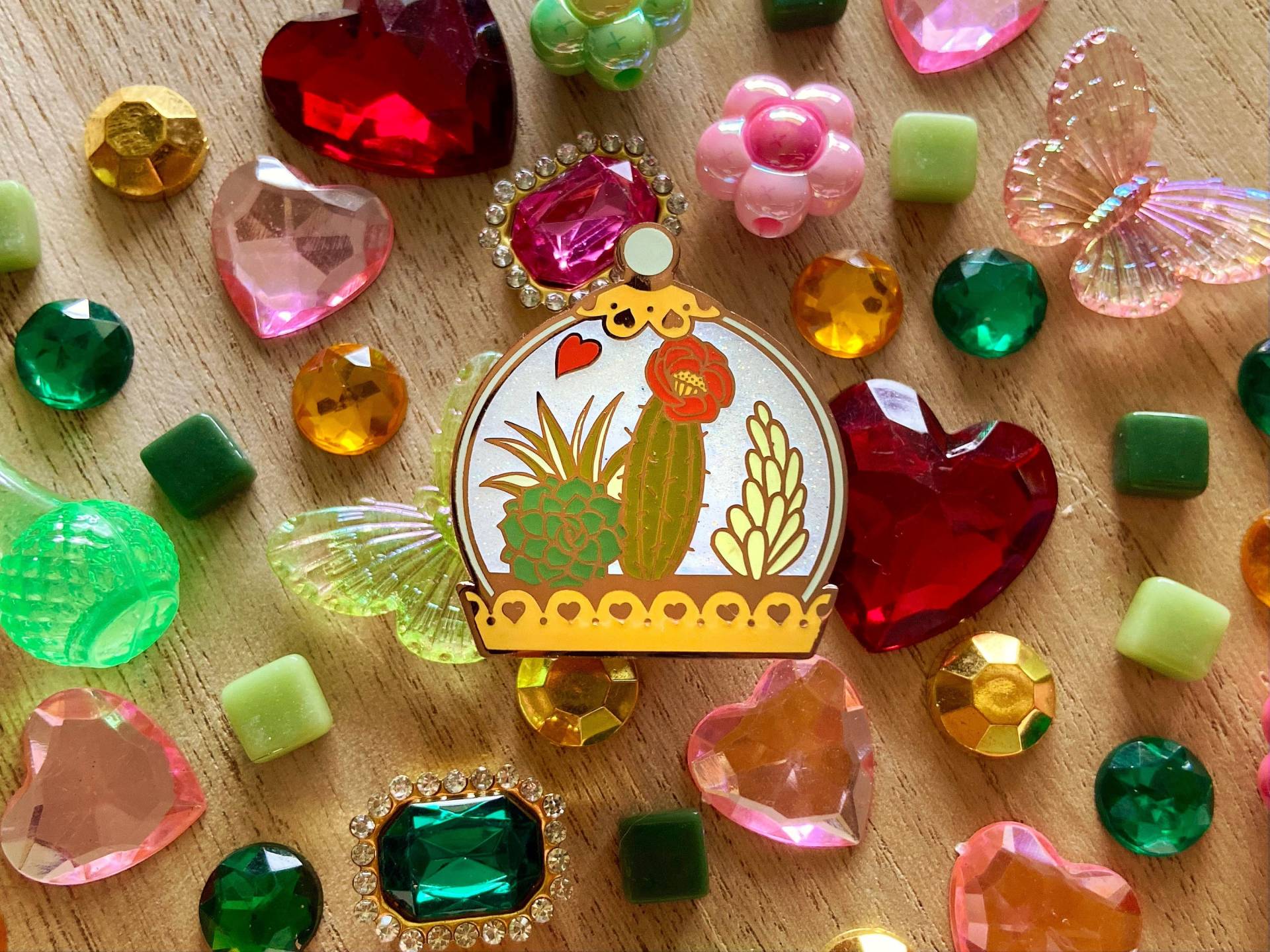 Happy Home Terrarium - Anstecknadel Hard Enamel Pin Accessoires Abzeichen Brosche Design Kunst Kakteen Sukkulenten Garten Pflanzen von PatternsColorFlowers