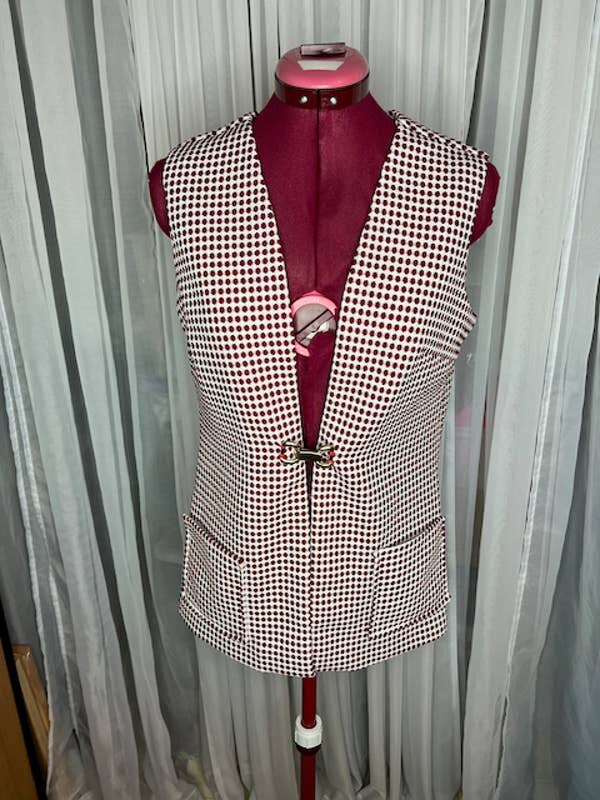 1960Er Jahre Weste Mod Geometrisch Doppelt Gestrickt Polyester Rot Weiß 1960Er Jahre Weste Mod Geometrisch Doppelt Gestrickt Polyester Rot Weiß von Patternup