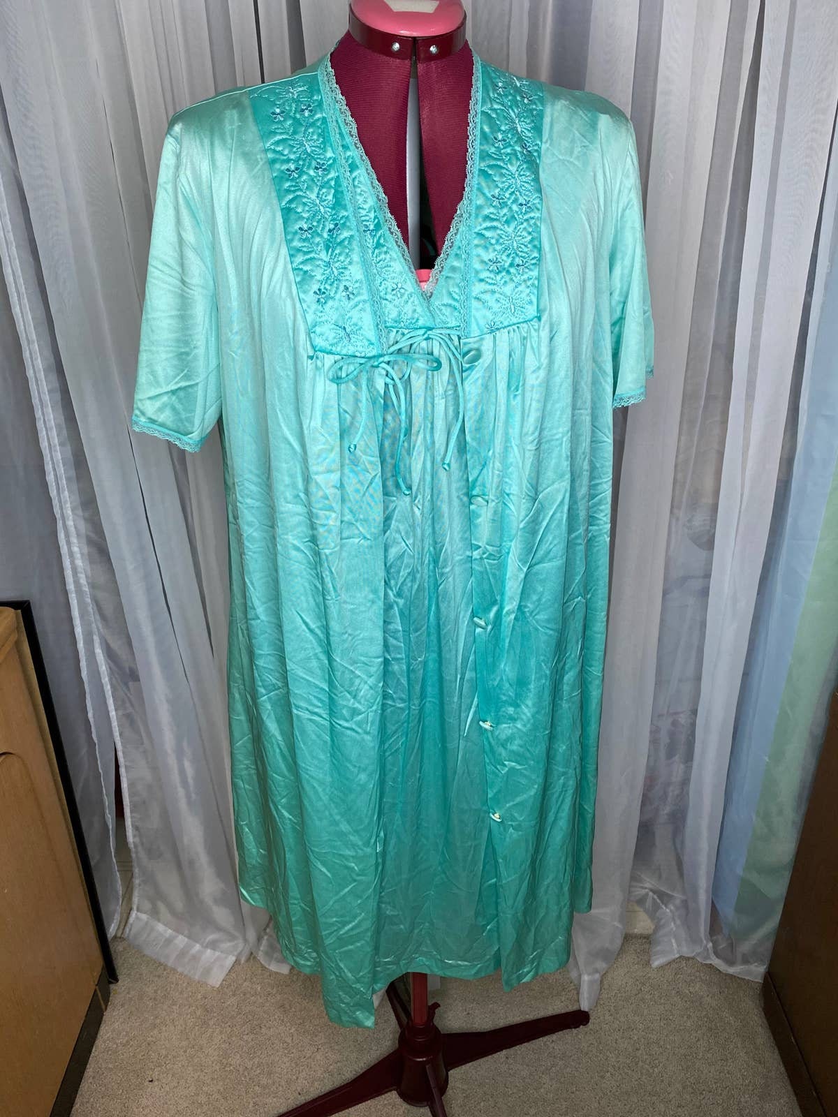 Satin Nachthemd Set Aqua Bestickten Kragen von Patternup