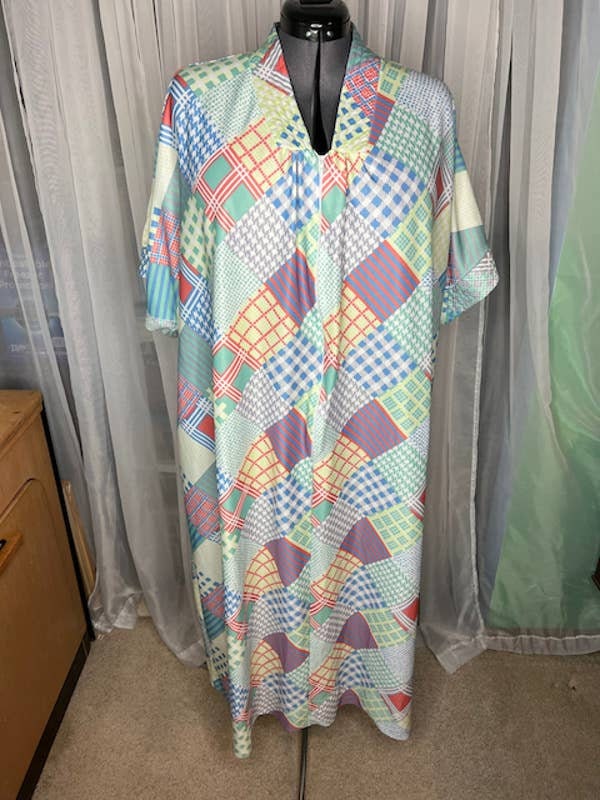 Vintage Hauskleid Mit Patchwork-Print Tummeln von Patternup