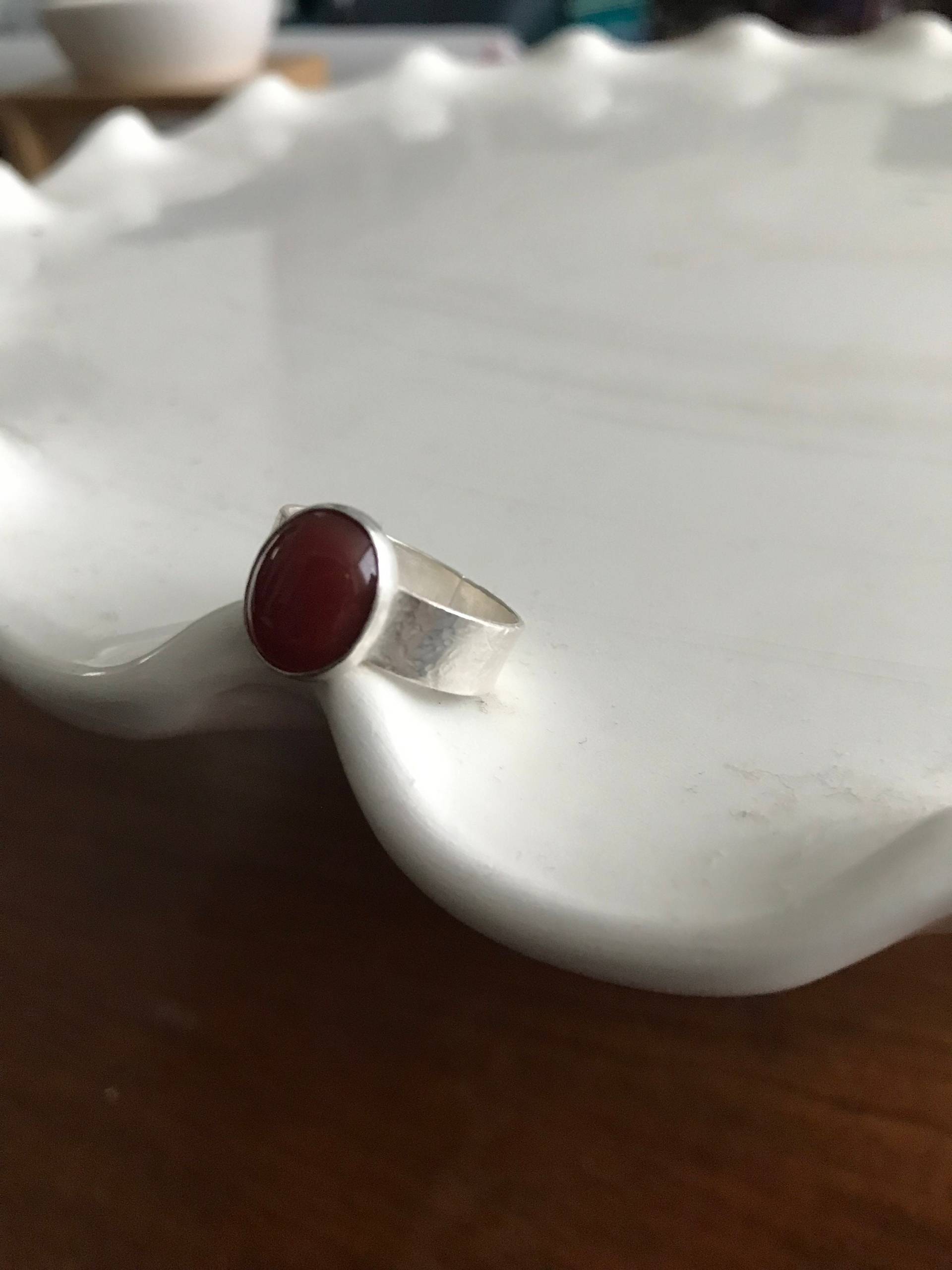 Band-Silberring Mit Karneol Cabochan Band-Silberring Mit Karneol Cabochan von PattiegirlDesigns