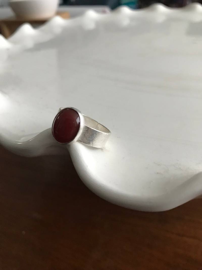 Band-Silberring Mit Karneol Cabochan Band-Silberring Mit Karneol Cabochan von PattiegirlDesigns