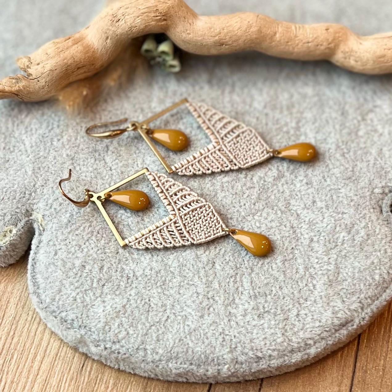 Filigrane Boho-Ohrringe in Mikromakramee Mit Messingelementen Und Wunderschönen Emaille-Tropfen von PattyStyleSchmuck