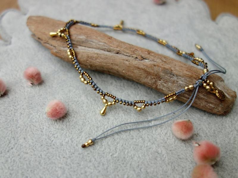 Filigranes Fußkettchen "Diamant Delfin" Mit Messingelement in Mikromakramee von PattyStyleSchmuck