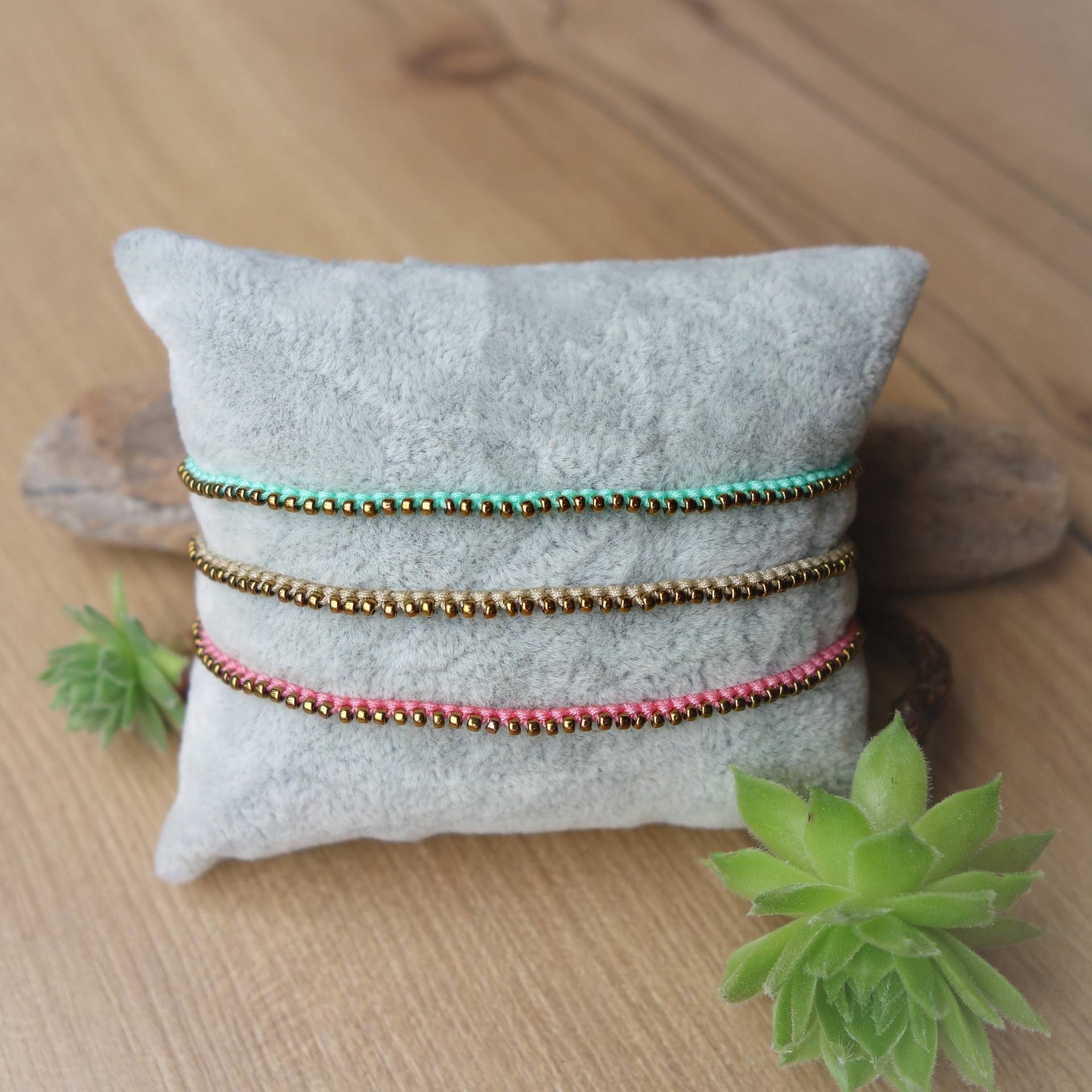 Filigranes Makramee Armband "Sahara Seide" in Mikromakramee Mit Kleinen Perlen Und Messing-Tropfen, Zierliches Armband, Fußbändchen, Beach von PattyStyleSchmuck