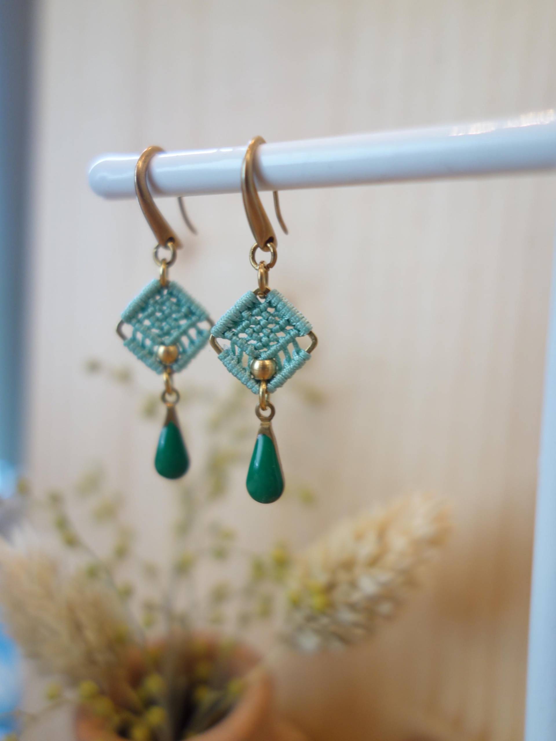 Lindgrüne Zierliche Ohrhänger Aus Messing, Filigran, Mikromakramee, Mit Wunderschönem Emaille-Tropfen von PattyStyleSchmuck