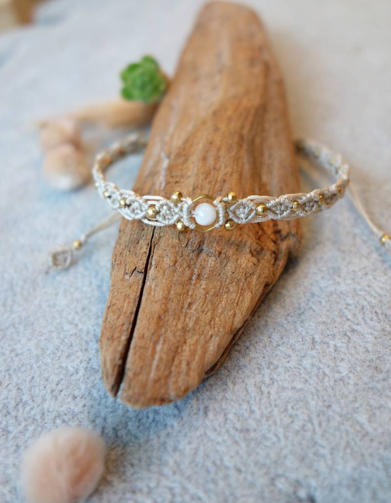 Makramee Armband "Moonstone" Am Messing-Hexagon Mit Mondstein-Perle , Mikromakramee, Beige, Boheme, Zierliches Bändchen, Blush, Grau, Braut von PattyStyleSchmuck