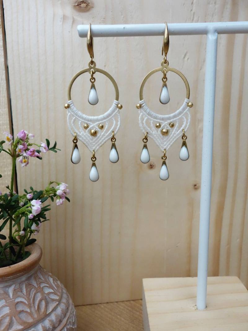 Zierliche Makramee-Ohrringe „Weiße Tropfen", Creolen, Hängende Tropfen, Emaille-Anhänger in Tropfenform, Mikromakramee, Boho, Braut, Boheme von PattyStyleSchmuck