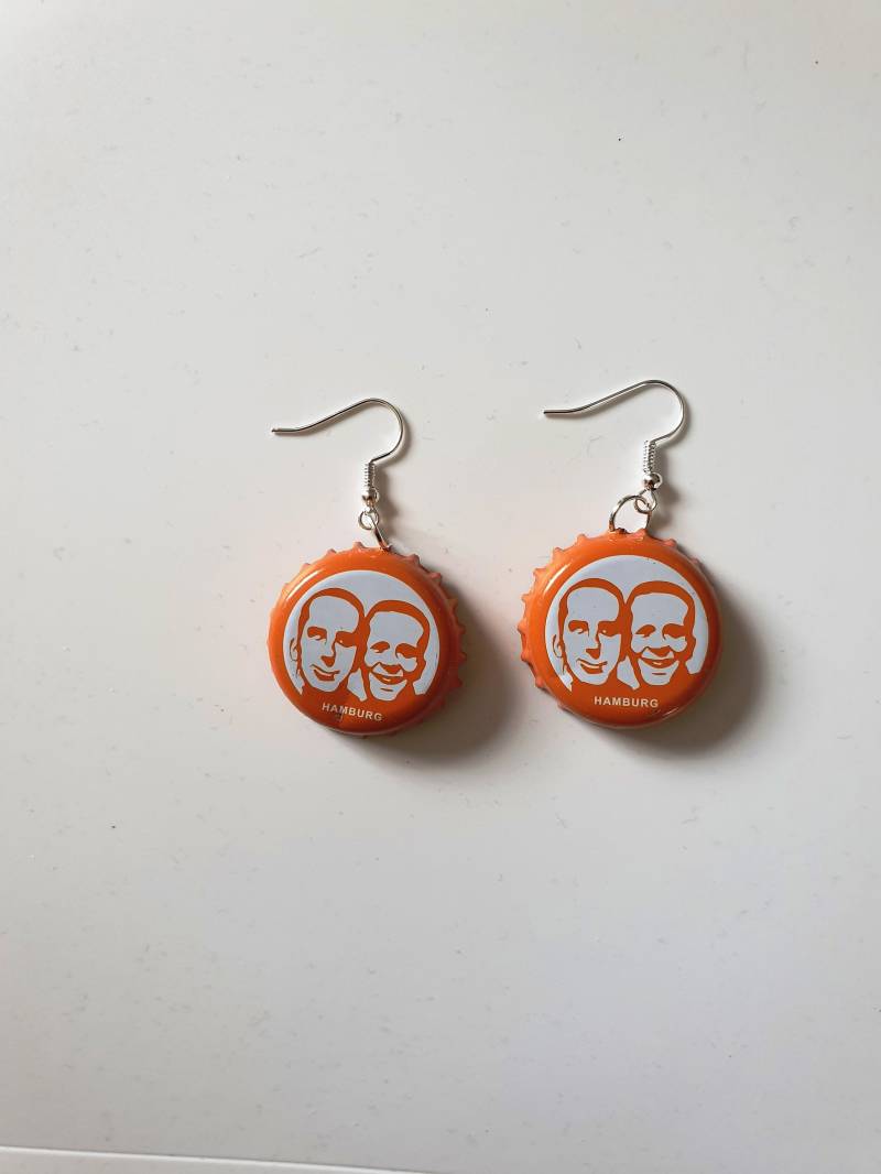 Ohrringe Ohrhaken Aus Kronkorken Orange Mit Zwei Gesichter Und Text "Hamburg" - Upcycling Handarbeit von PattysKartenwelt