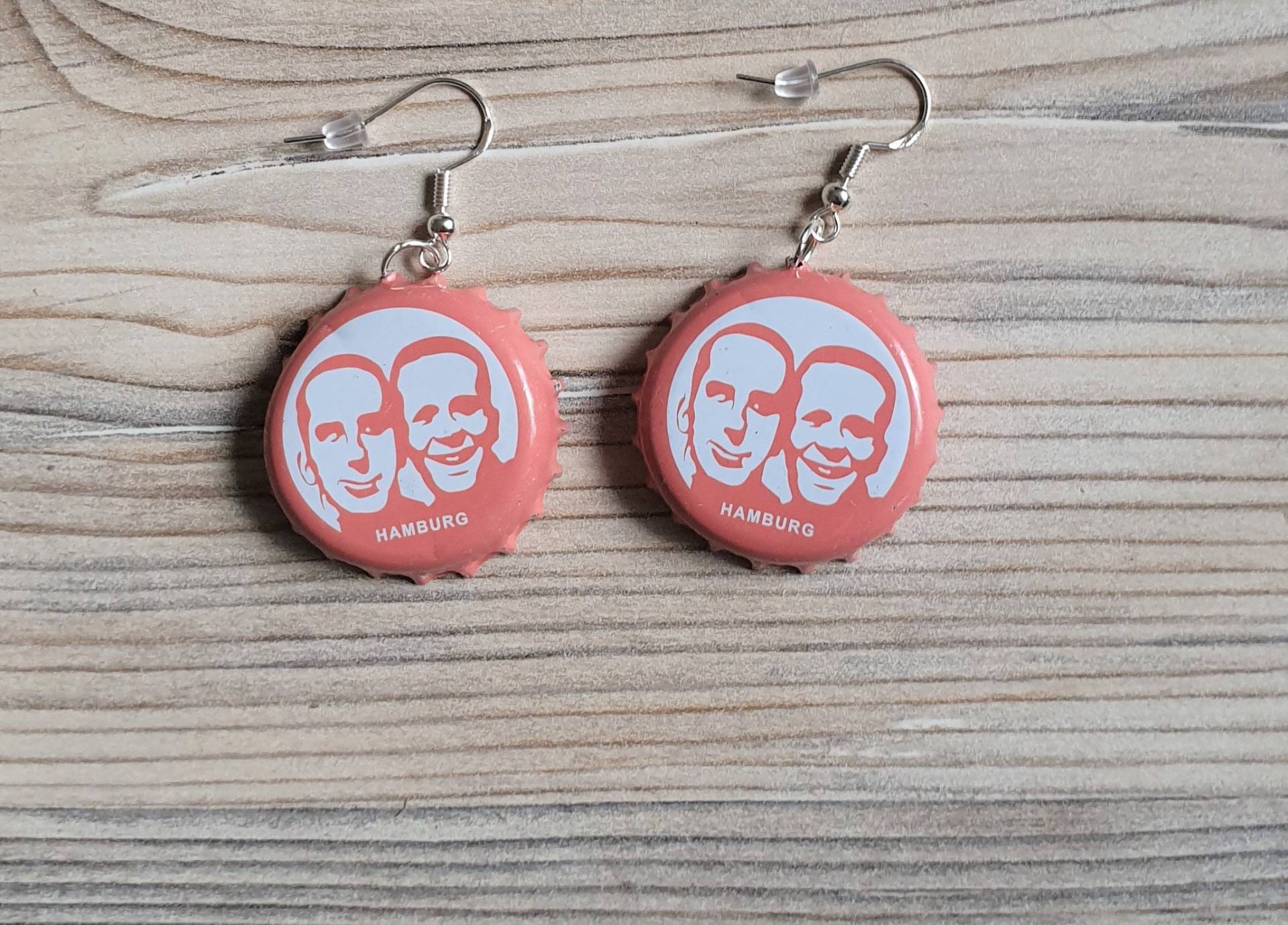 Ohrringe Ohrhaken Ohrhänger Aus Kronkorken Rosa Mit Gesichtern - Upcycling Handarbeit Ohrringe Ohrhaken Ohrhänger Aus Kronkorken Rosa Mit Gesichtern - Upcycling Handarbeit von PattysKartenwelt