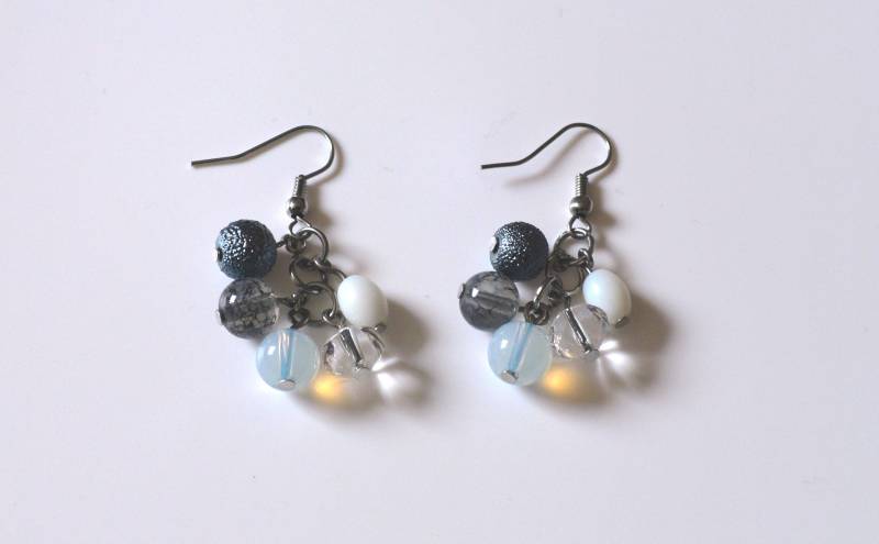 Ohrringe Ohrhaken Ohrhänger Bommeln Grau Krakeliert Weiß Silber - Handarbeit von PattysKartenwelt