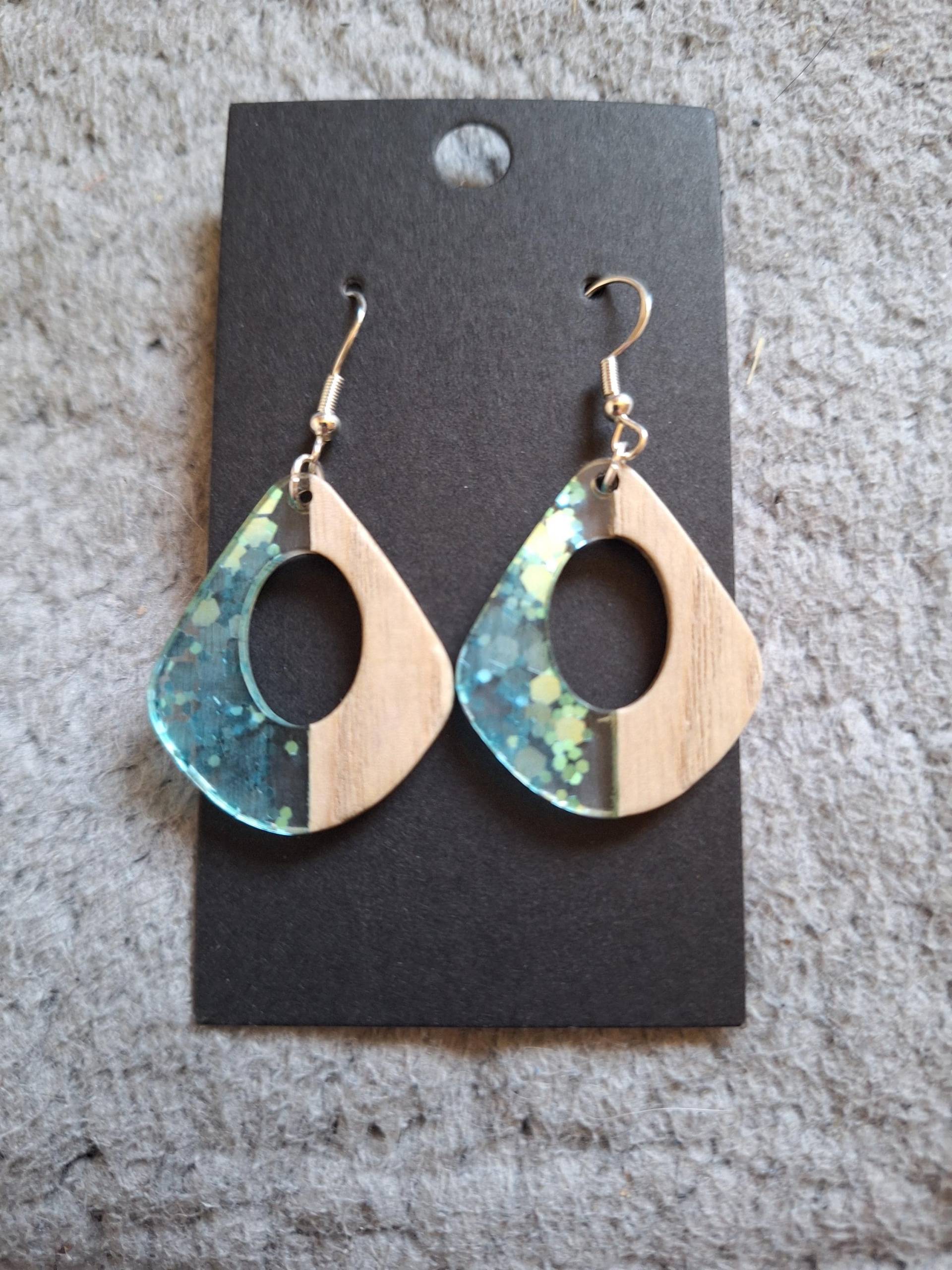 Ohrringe Ohrhaken Ohrhänger Holz Harz/ Resin Blau-Braun in Tropfenform - Handarbeit von PattysKartenwelt