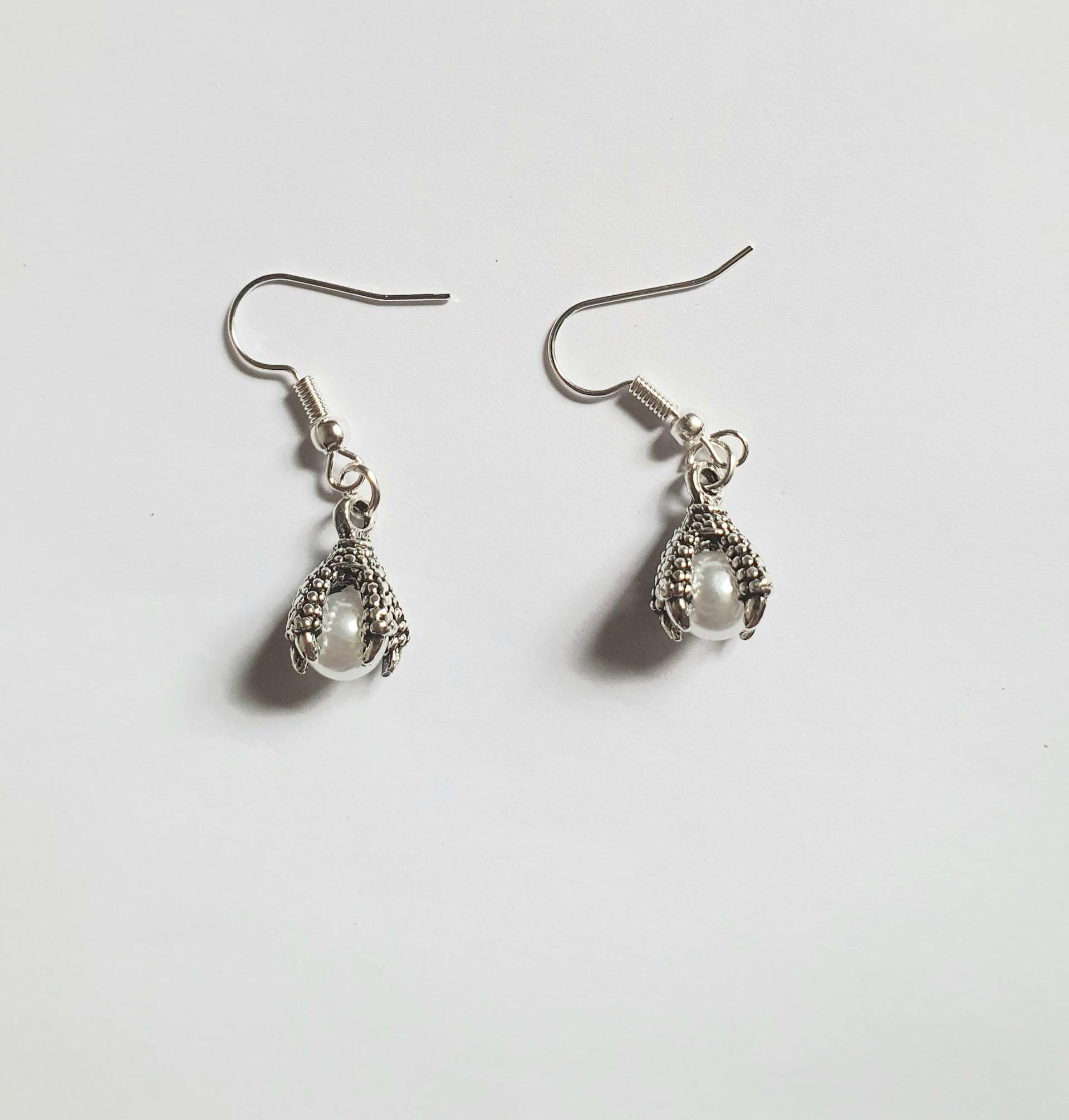 Ohrrringe Ohrhaken Ohrhänger Kralle/ Adlerkralle Mit Perle Weiß - Handarbeit von PattysKartenwelt