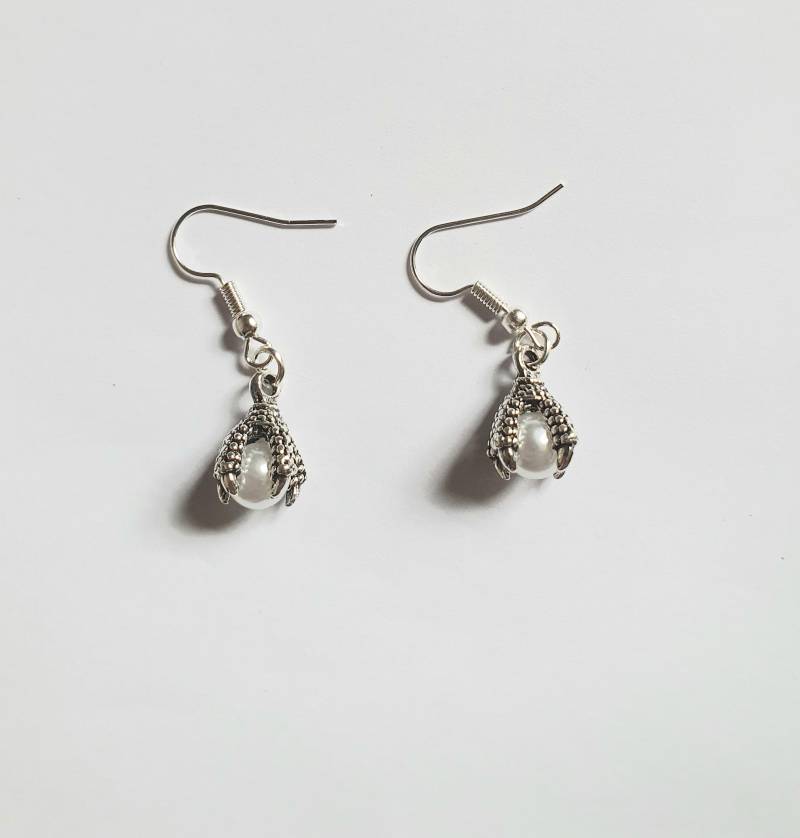 Ohrrringe Ohrhaken Ohrhänger Kralle/ Adlerkralle Mit Perle Weiß - Handarbeit von PattysKartenwelt