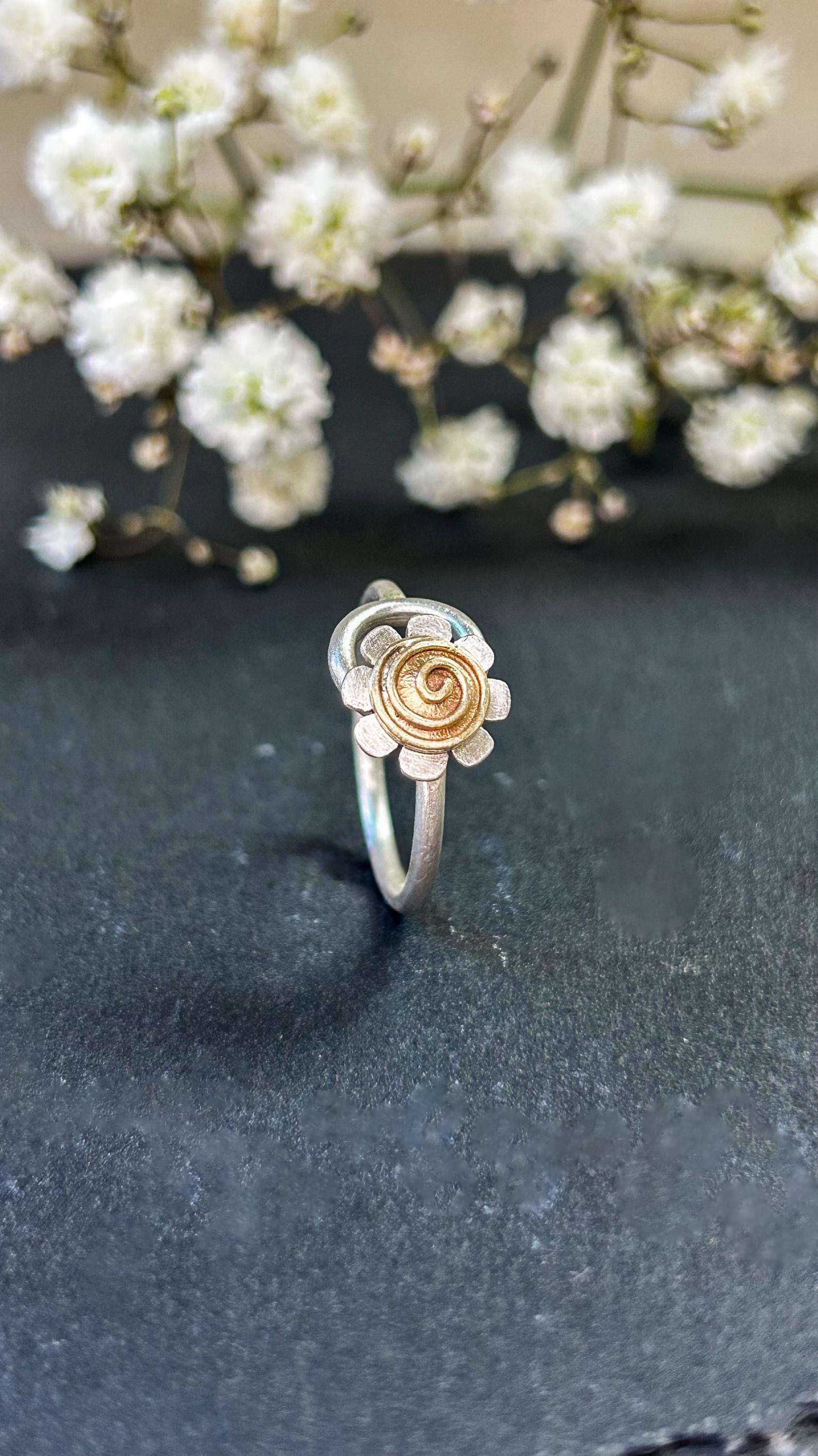 Bicolor Ring Silber Messing Blume Zierlich Leicht Eleganter Damen-Schmuck Blumendesign. Auch Vergoldet Bicolor Ring Silber Messing Blume Zierlich Leicht Eleganter Damen-Schmuck Blumendesign. Auch Vergoldet von PaulaDartingAtelier