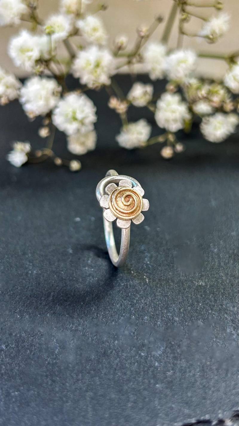 Bicolor Ring Silber Messing Blume Zierlich Leicht Eleganter Damen-Schmuck Blumendesign. Auch Vergoldet von PaulaDartingAtelier