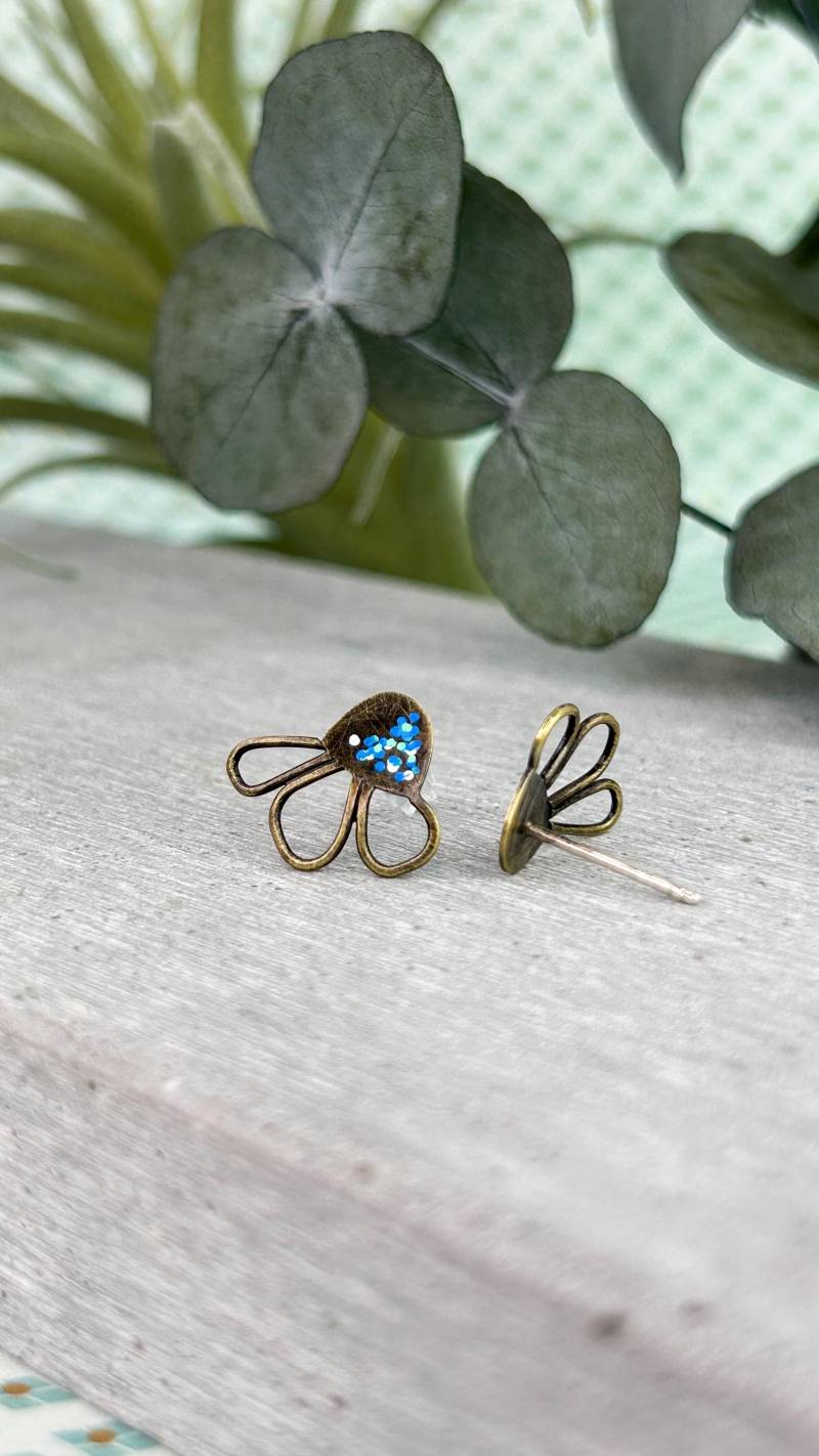 Gänseblümchen Ohrstecker Messing Blau Fein Handgefertigt Blumen Schmuck Geschenk Damen von PaulaDartingAtelier