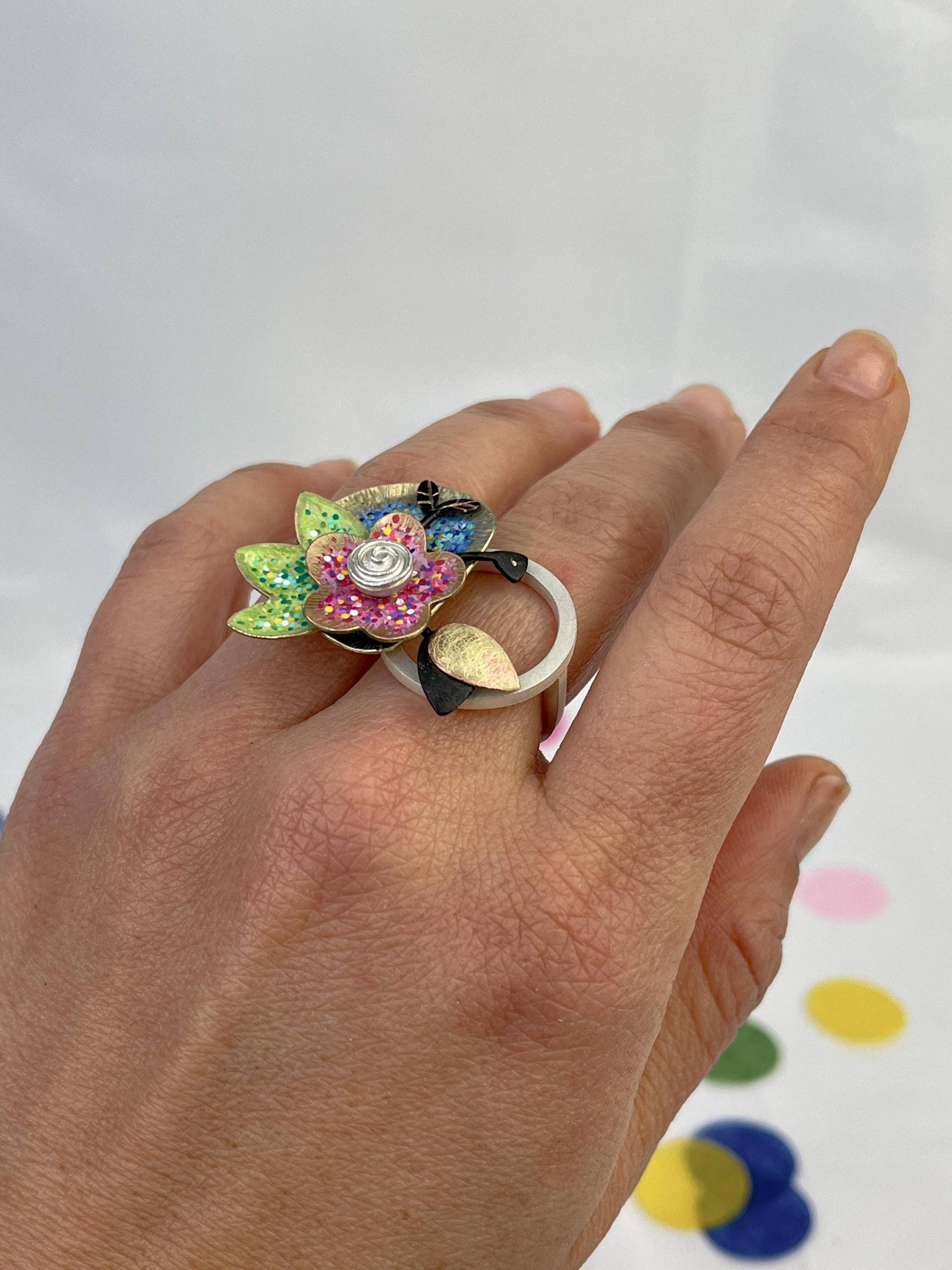 Blumen Ring Handbemalt Silber & Messing Unikat - Einzigartiger Boho Schmuck Für Damen, Design, Geschenkidee von PaulaDartingAtelier