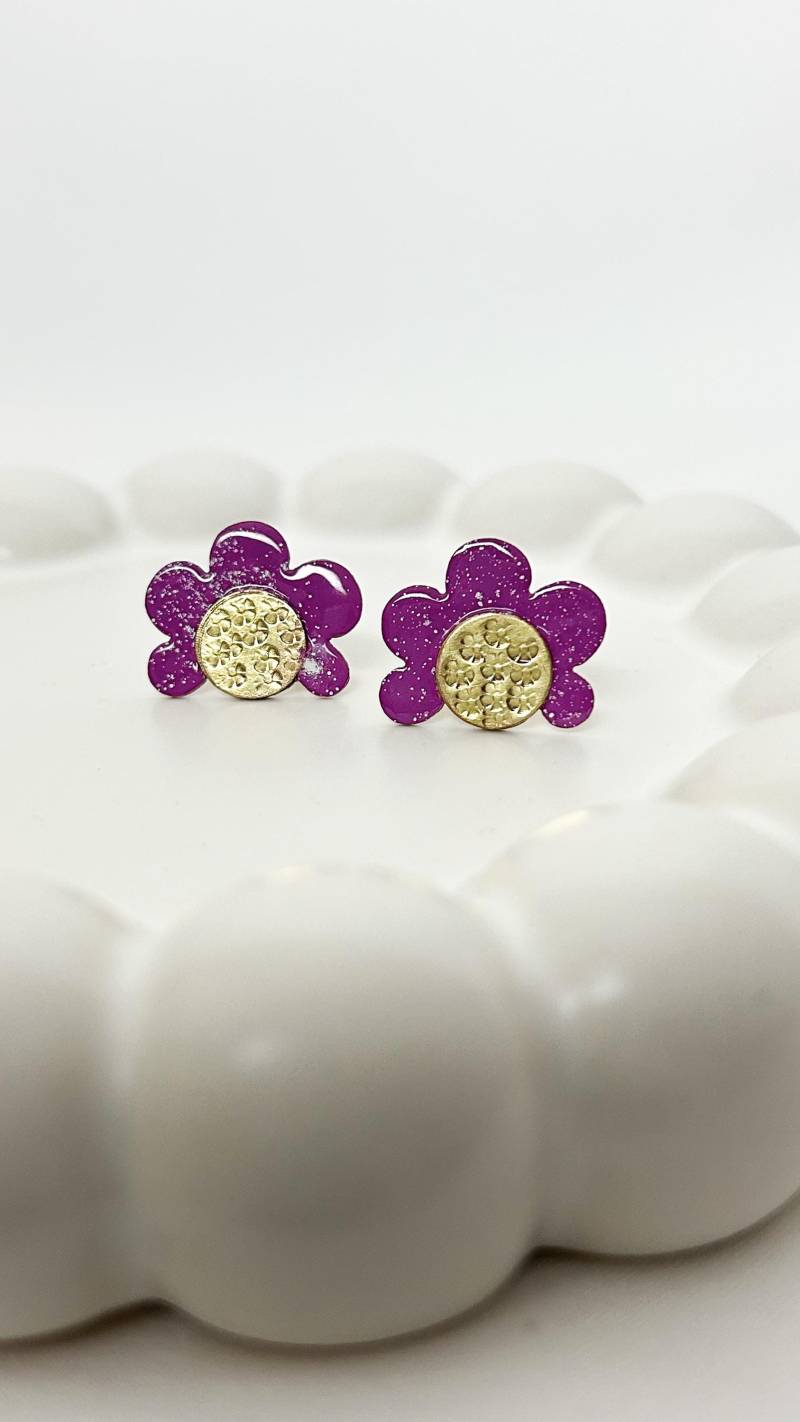 Bunte Blumen Ohrstecker Emailliert - Damen Schmuck Für Alltag & Geschenkidee, Farbenfrohe Blüten Ohrringe von PaulaDartingAtelier