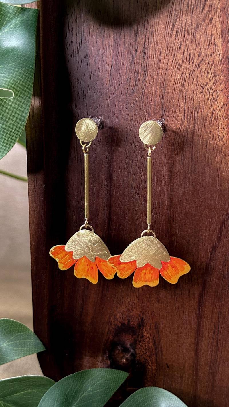 Blumen Messing Ohrringe Orange Lang Leicht Sommer Schmuck Boho Stil Trendige Damenaccessoires von PaulaDartingAtelier