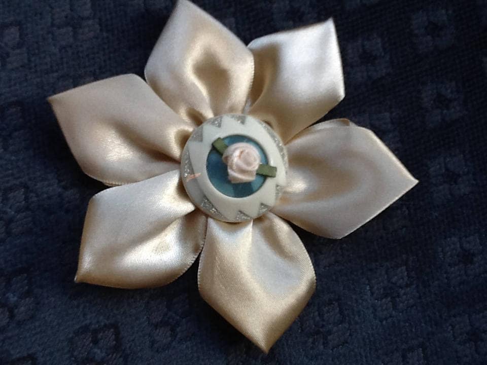 Handgemachte Blumen Satinband Brosche, Pin, Corsage Mode Für Mantel, Mütze, Tasche, Mantel, Schal von PaulaMariePetals