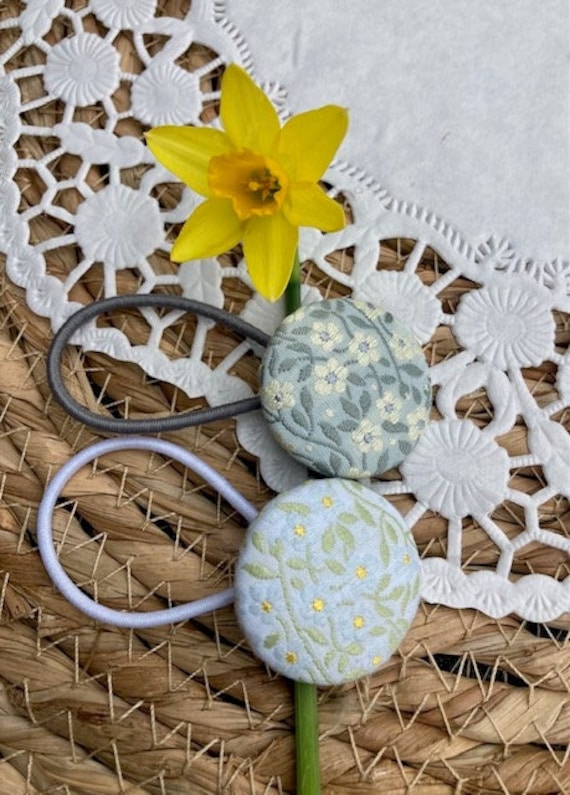 Haargummi Stoffknopf Webband Vergissmeinnicht Weiß Grau White Grey Forgetmenot Kafka Ribbon Covered Button von PauleWackeldackel