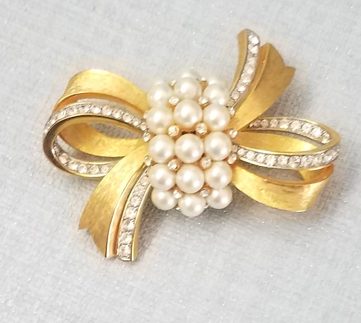 Couture-Brosche, Vintage Französisch, Aus Goldmetall, Paulettevintage-Schmuck Couture-Brosche, Vintage Französisch, Aus Goldmetall, Paulettevintage-Schmuck von PauletteVintage