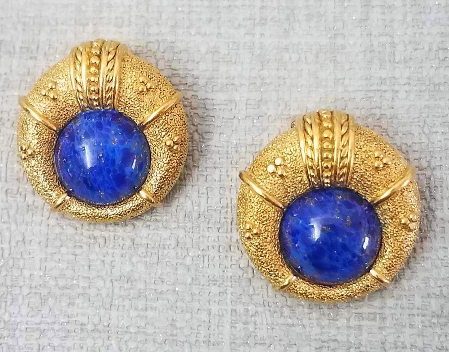 Vintage, Grosse, Goldene Metall - Und Lapislazzuli-Ohrringe, Paulettevintage-Schmuck Vintage, Grosse, Goldene Metall - Und Lapislazzuli-Ohrringe, Paulettevintage-Schmuck von PauletteVintage