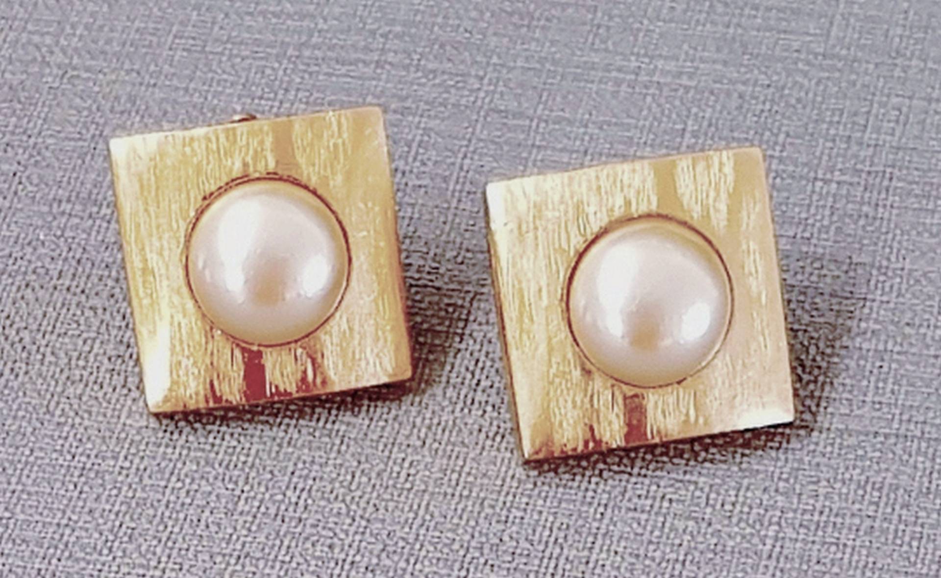 Yves St Laurent Ohrringe, Mit Zentraler Perle, Paulette Vintage-Schmuck Yves St Laurent Ohrringe, Mit Zentraler Perle, Paulette Vintage-Schmuck von PauletteVintage