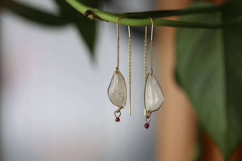 Goldene Durchzieh-Ohrhänger Mit Echten Schmetterlingsflügeln Und Schimmernden Roten Perlen von PaulineLevesqueShop