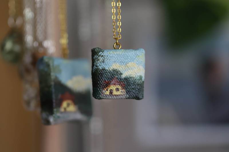 Goldene Mini-Leinwand-Kette Mit Naturmalerei Von Einem Gemütlichen Haus Im Wald Wolkenhimmel in Verschiedenen Größen Goldene Mini-Leinwand-Kette Mit Naturmalerei Von Einem Gemütlichen Haus Im Wald Wolkenhimmel in Verschiedenen Größen von PaulineLevesqueShop