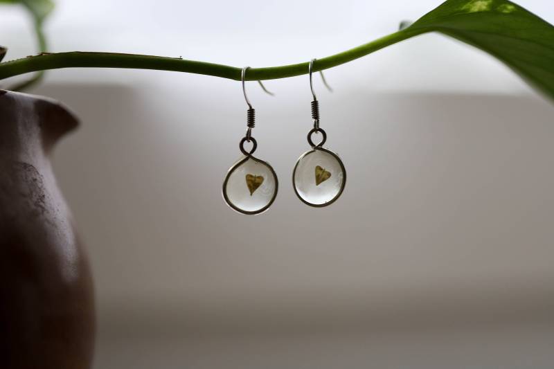 Silberne Durchsichtige Ohrringe Mit Schwebenden Grünen Mini Herz-Blättern - Als Geschenk Geeignet Silberne Durchsichtige Ohrringe Mit Schwebenden Grünen Mini Herz-Blättern - Als Geschenk Geeignet von PaulineLevesqueShop