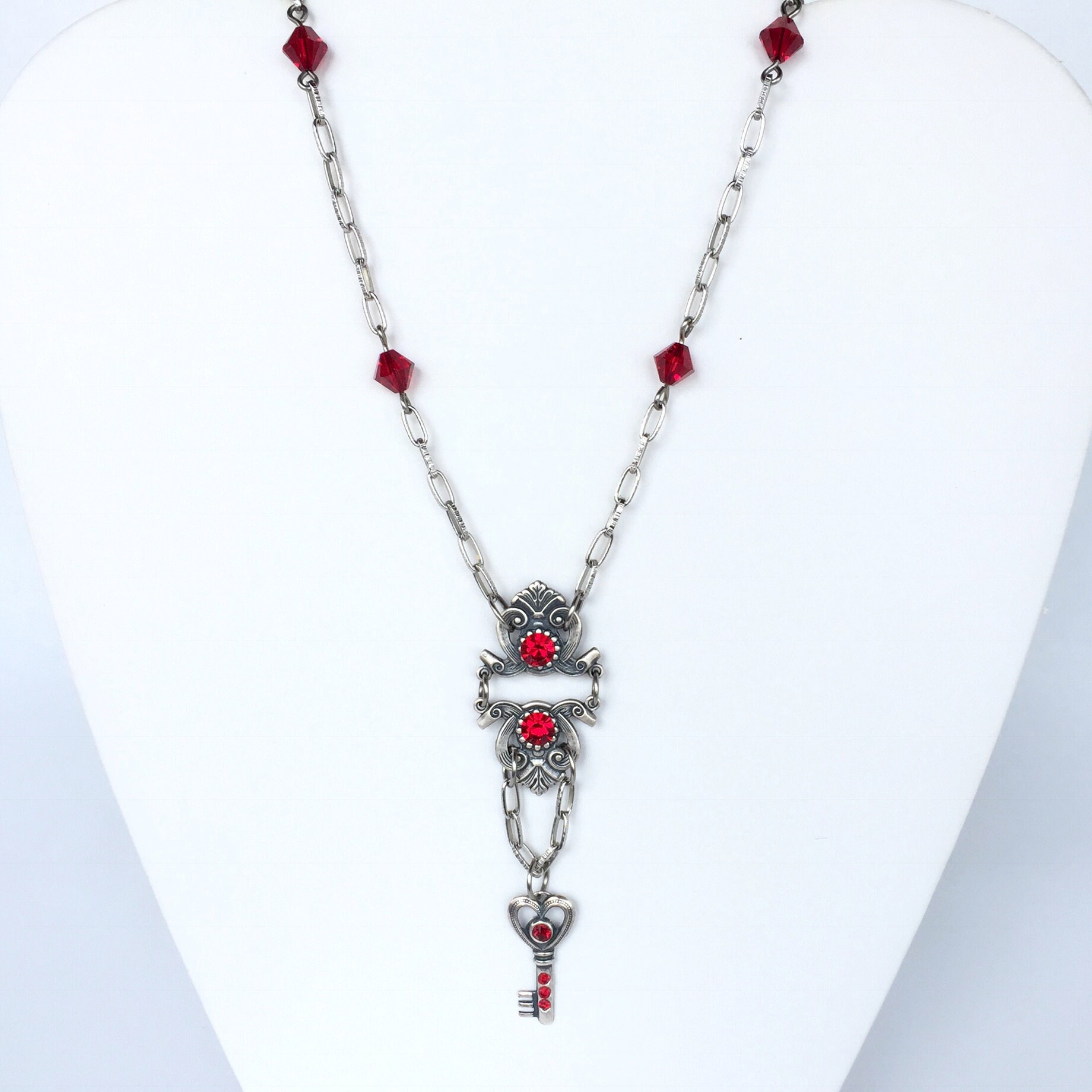 Antike Versilberte Kette Mit Roten Kristallen Antike Versilberte Kette Mit Roten Kristallen von PaulineMarieDesigns