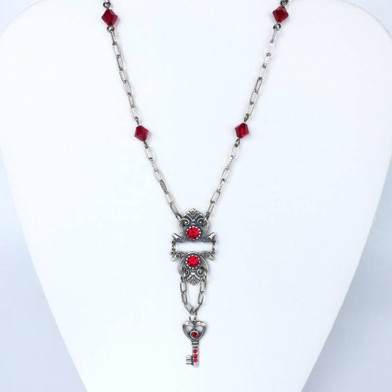 Antike Versilberte Kette Mit Roten Kristallen Antike Versilberte Kette Mit Roten Kristallen von PaulineMarieDesigns