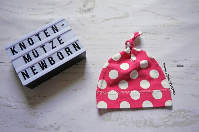 Erstlingsmütze, Knotenmütze Punkte Pink von PaulixKlamoettchen