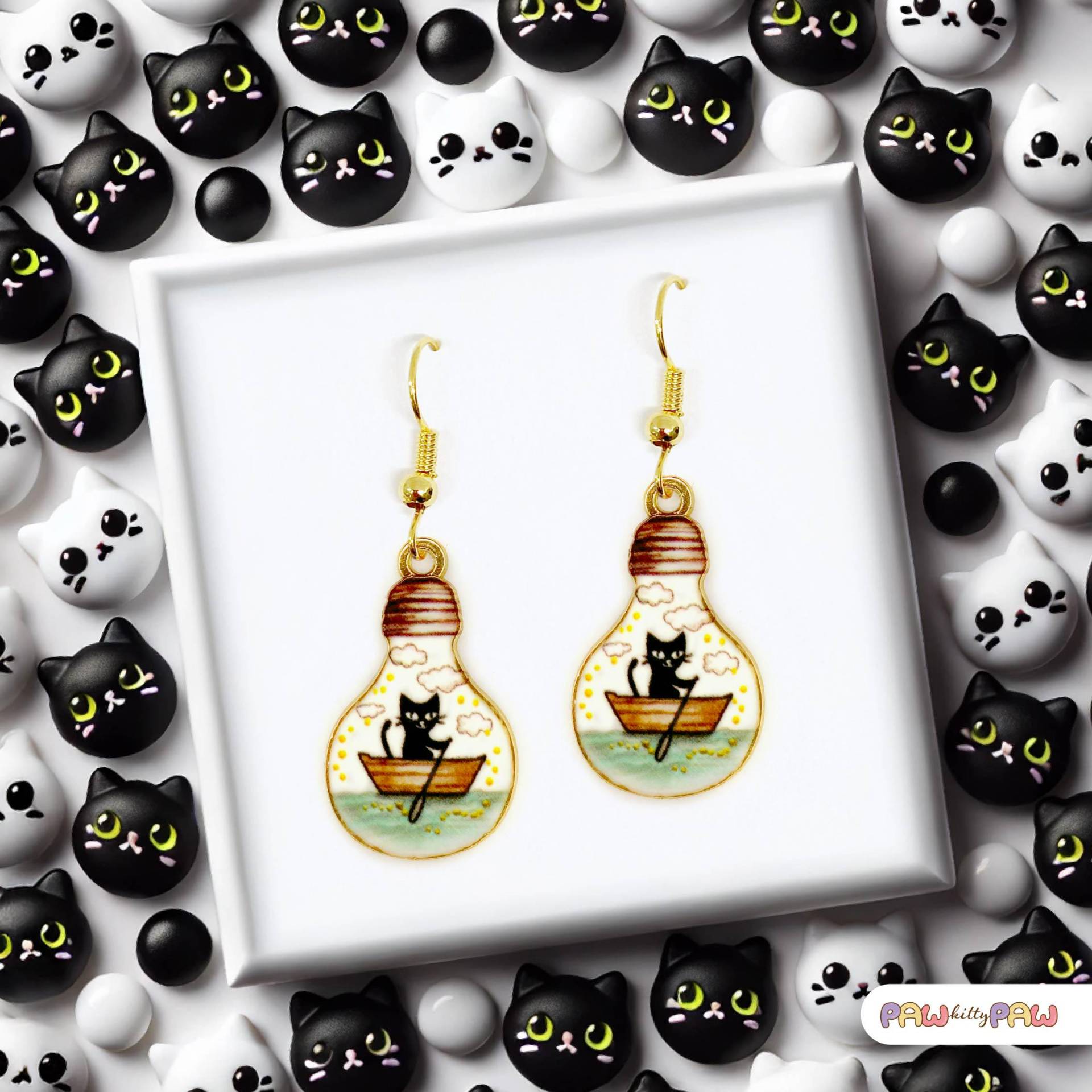 Schwarze Katze in Der Glühbirne Boot Ohrringe Mit Emaille Anhänger Und 18K Vergoldet Haken, Kawaii Schmuck Geschenk Für Katzenliebhaber - Era-A007-1 von PawKittyPaw