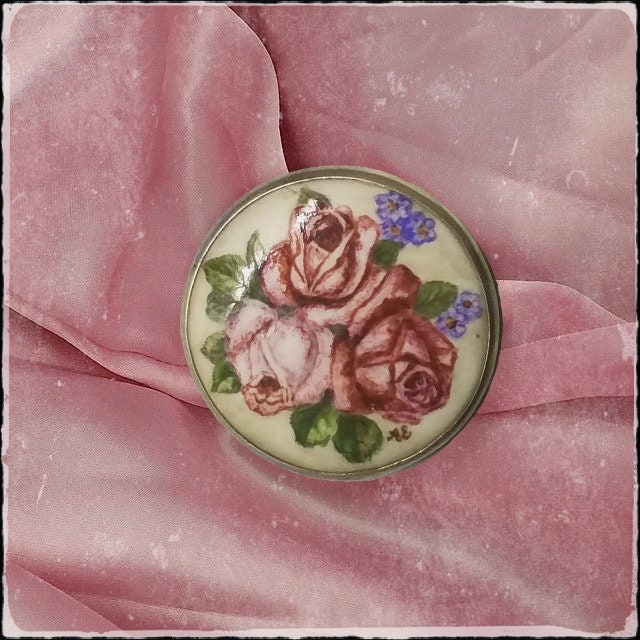 Vintage Große Handbemalten Rosen Runde Mitte Des Jahrhunderts China Brosche in Massivem Silber Rahmen Vintage Große Handbemalten Rosen Runde Mitte Des Jahrhunderts China Brosche in Massivem Silber Rahmen von PawhillTreasures