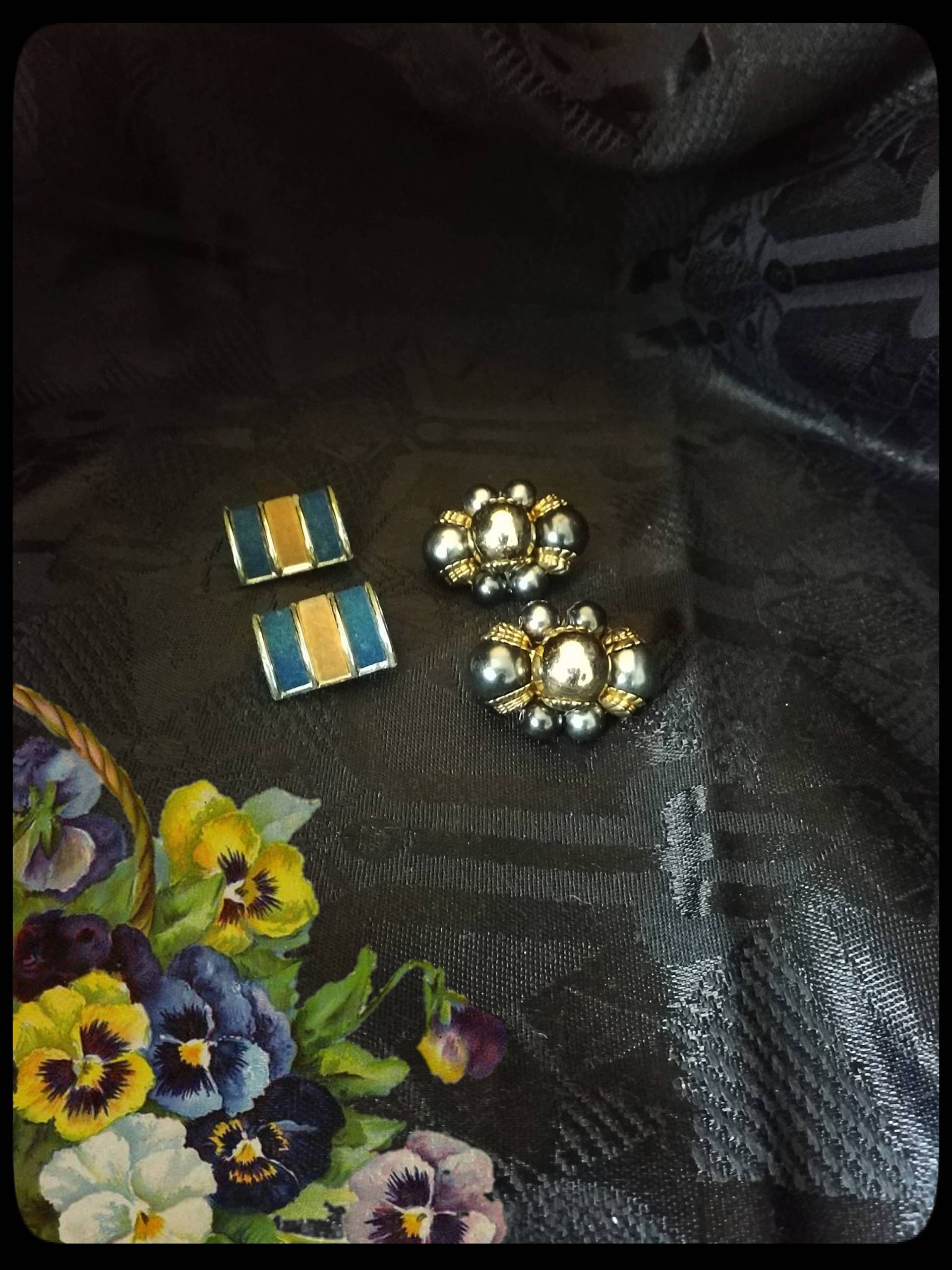 Vintage Ohrclips, Zwei Paare Vintage Ohrclips, Zwei Paare von PawhillTreasures