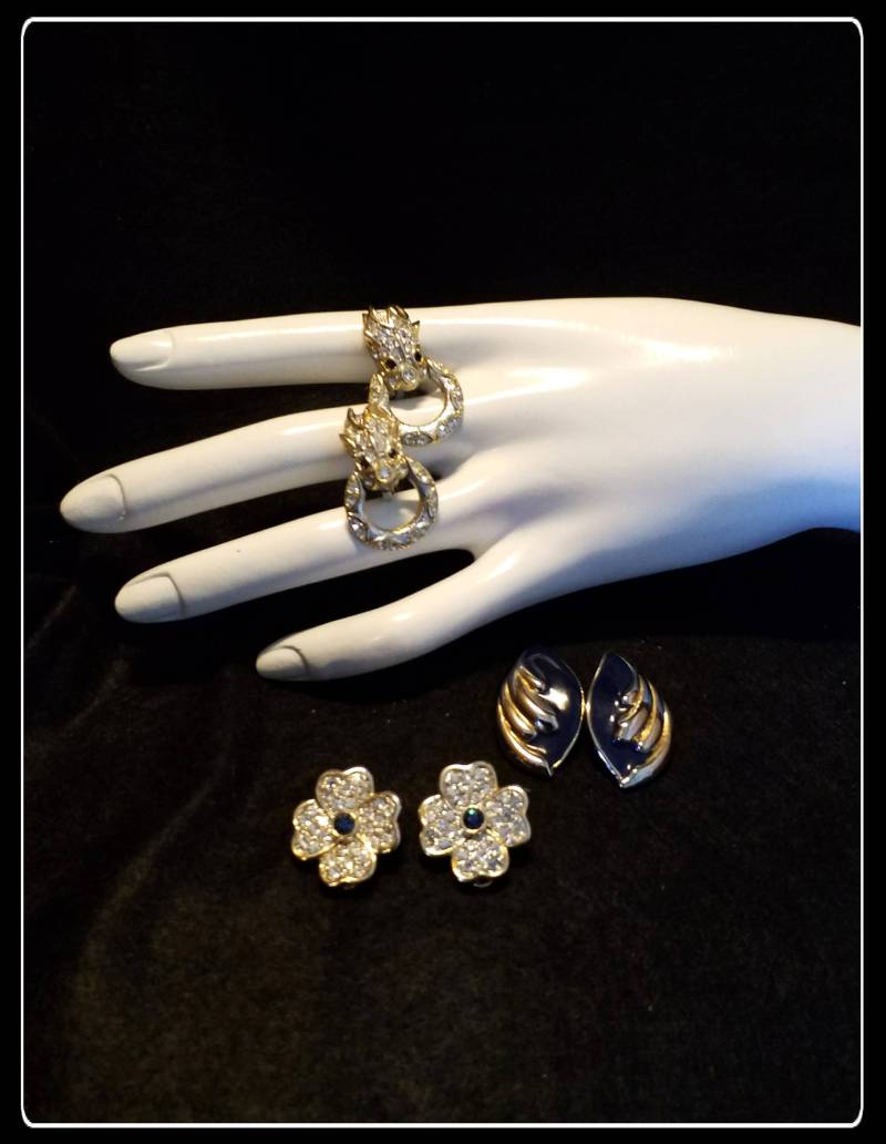 Vintage Ohrclips Aus Metall Und Strass, Drei Paar Vintage Ohrclips Aus Metall Und Strass, Drei Paar von PawhillTreasures