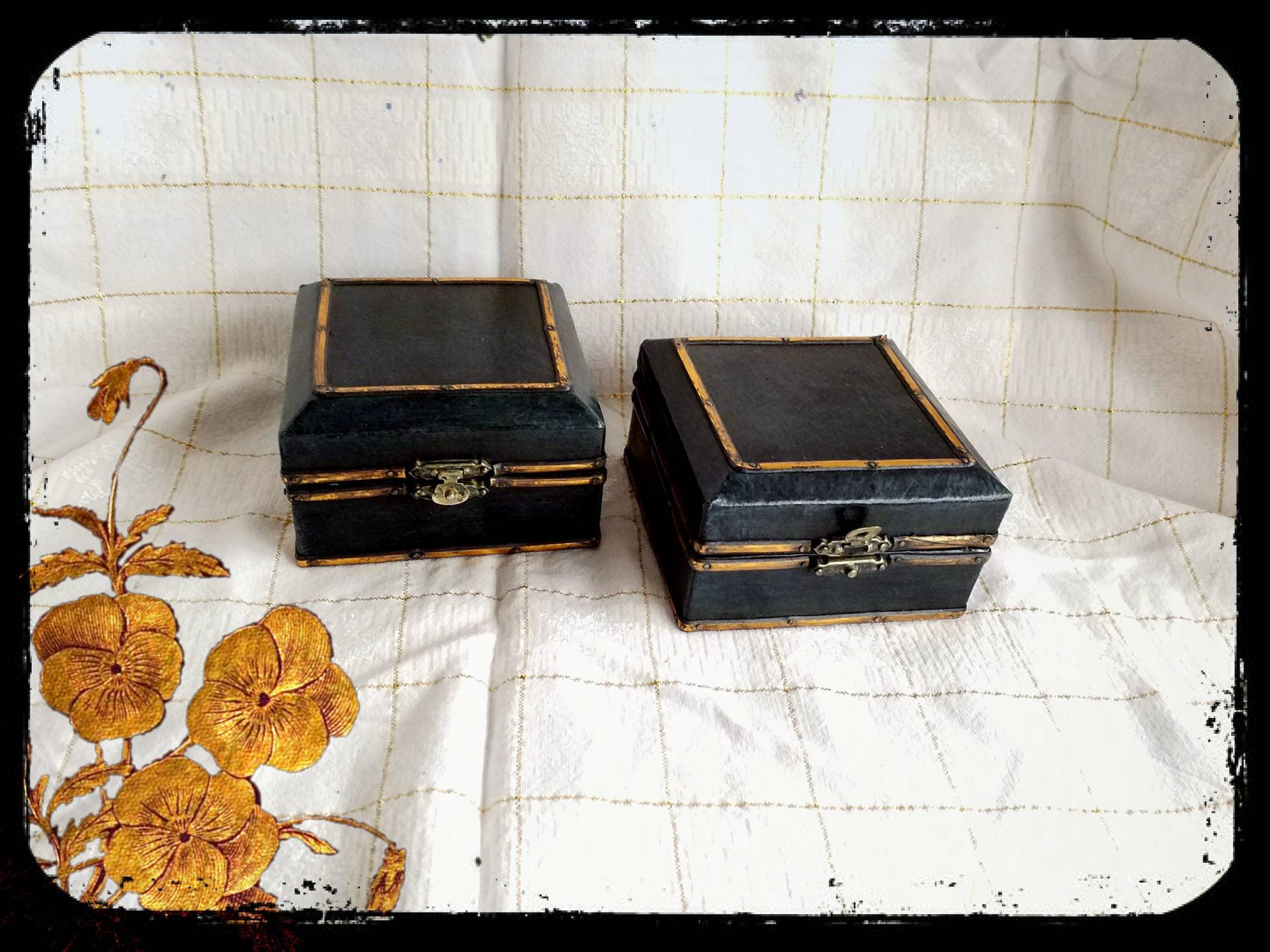 Vintage Schwarz Und Bronze Schmuckschatullen Aus Holz, Ein Zweier-Set Vintage Schwarz Und Bronze Schmuckschatullen Aus Holz, Ein Zweier-Set von PawhillTreasures