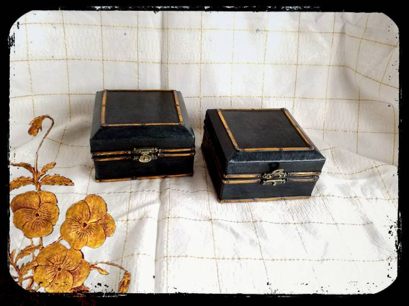 Vintage Schwarz Und Bronze Schmuckschatullen Aus Holz, Ein Zweier-Set Vintage Schwarz Und Bronze Schmuckschatullen Aus Holz, Ein Zweier-Set von PawhillTreasures