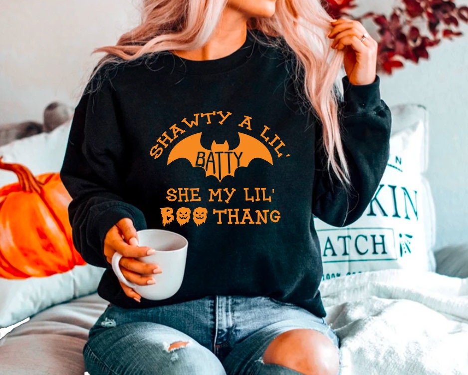 Shawty A Lil "Batty She My Lil' Boo Thang, Halloween-Kleinkind-T-Shirt, Halloween-Mädchen-Shirt, Lustige Kinderkleidung, Kleinkind-T-Shirt, Ep375 von Pawsbay